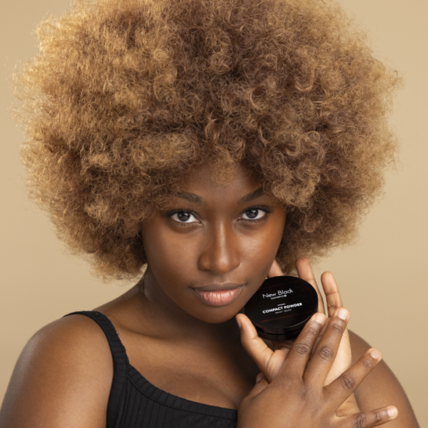 Maquillage uniforme grâce à une poudre compacte fine