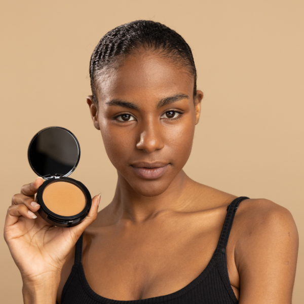 Texture veloutée d'une poudre compacte professionnelle Poudre Compacte New Black teinte Trois Ilets