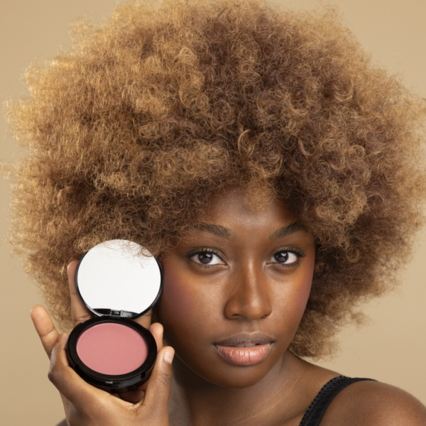 Blush New Black en teinte Bissap, maquillage pour toutes les femmes