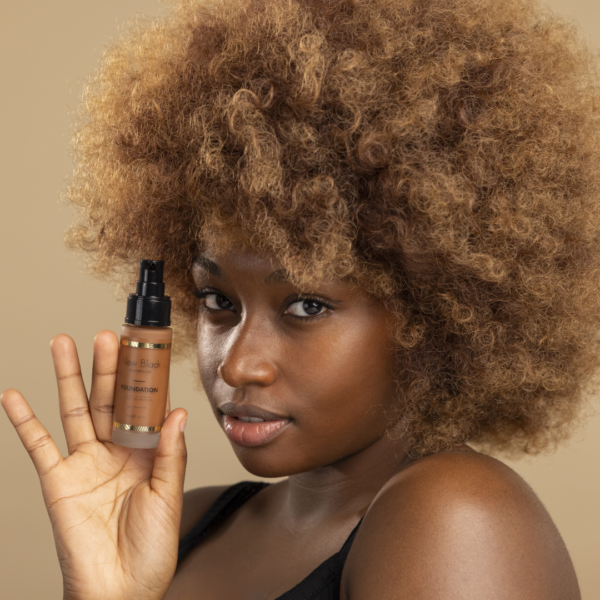 New Black Vloeibare Foundation Zonder Overdracht - Moanda