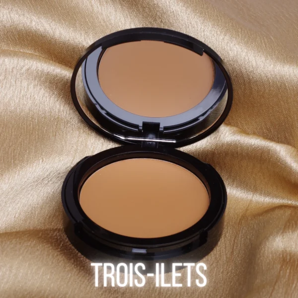 Fini soyeux et zéro brillance avec une poudre compacte matifiante Poudre compacte New Black couleur TROIS-ILETS