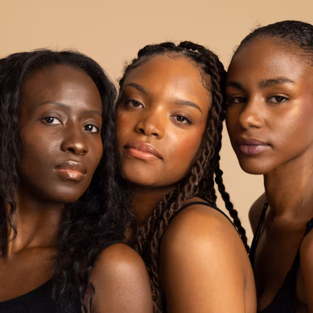 NEW BLACK : Maquillage pour peau noire et mate Présentation des femmes maquillé avec New Black marque de Maquillage pour femme noire