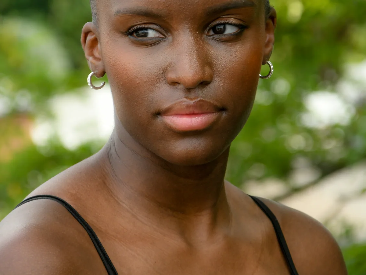 Contour et blush fondus sur une peau noire en lumière du jour