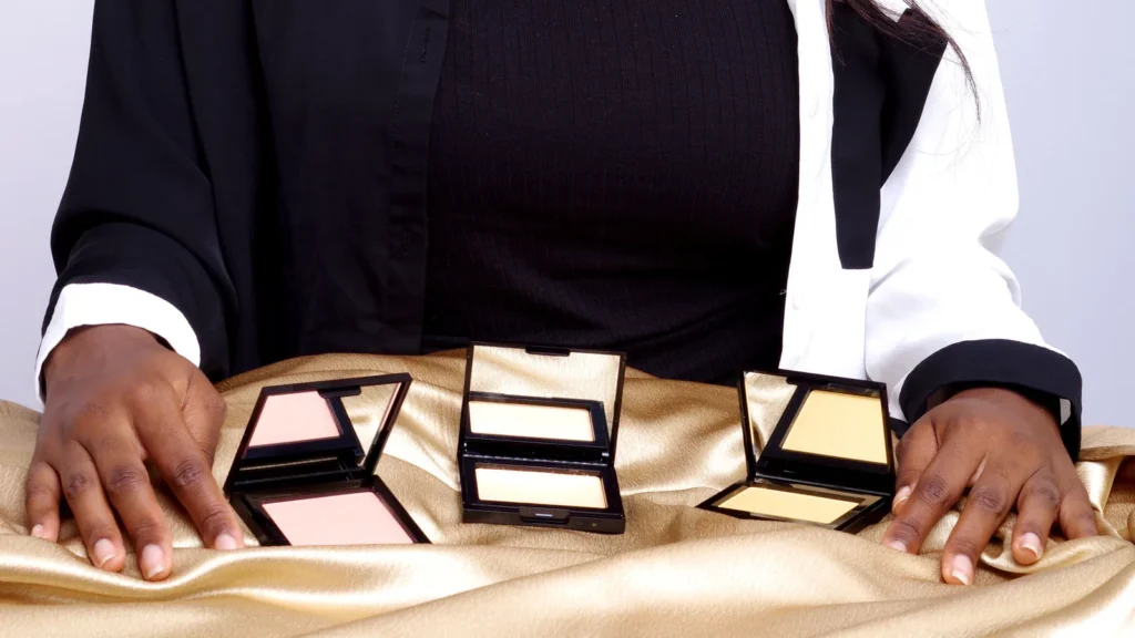 Highlighter peau noire : quelle couleur choisir et où l’appliquer