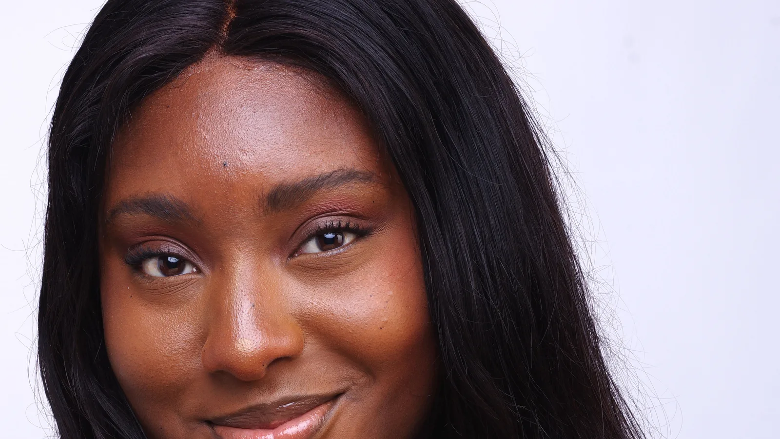 Maquillage yeux marron peau mate et peau noire : les couleurs qui font ressortir le regard