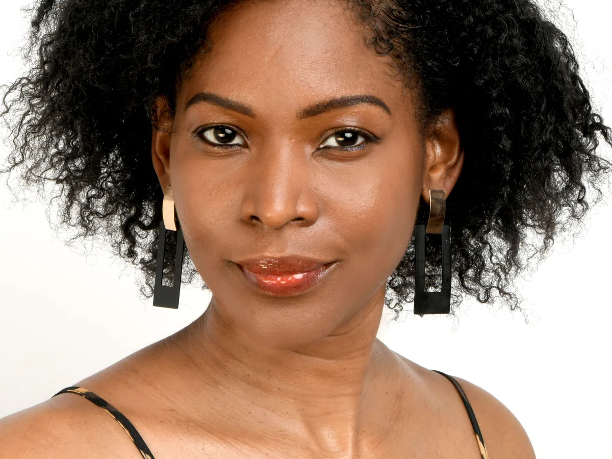 Maquillage naturel sur peau noire : teint fin, blush fondu, gloss chaud