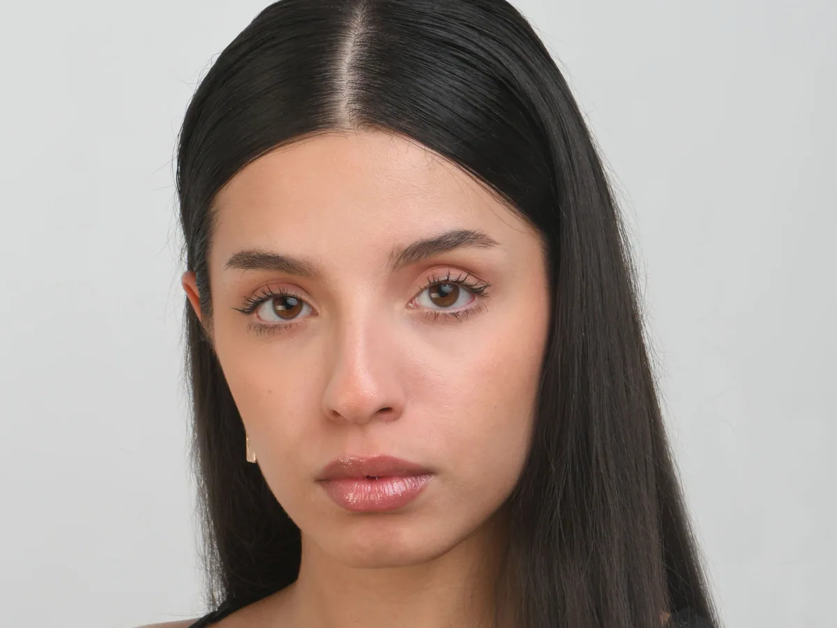 Femme métisse au maquillage naturel, sous-ton doré