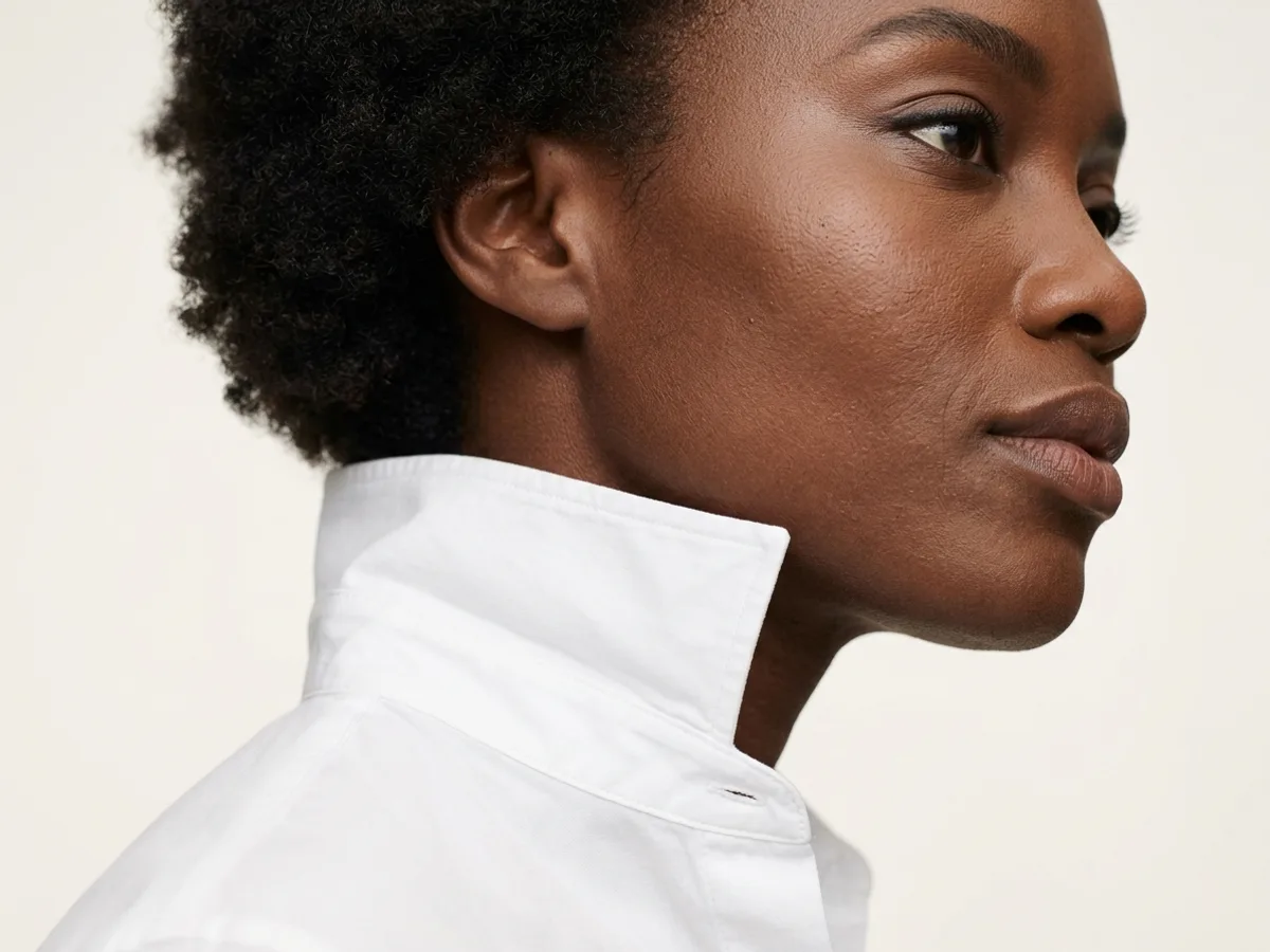 Teint unifié sans transfert sur une peau noire, en lumière du jour