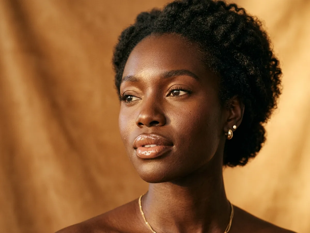 Gloss transparent Eau de Coco sur des lèvres de peau noire
